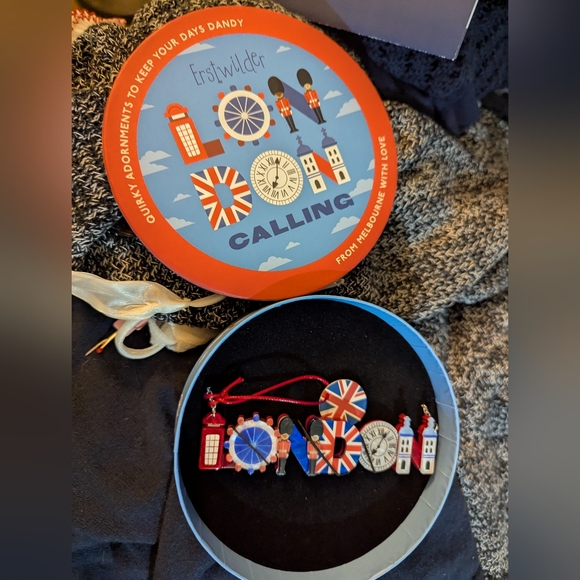 NWT 🌟ERSTWILDER🌟 2025 🇬🇧London Town NECKLACE 🇬🇧 from Australia 💰 FIRM! - Picture 1 of 8